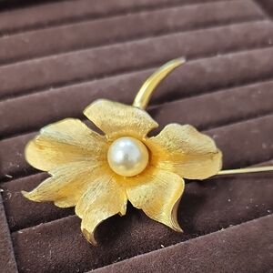 VINTAGE Marcel Boucher Gold Tone Orchid Flower Brooch Pin Faux Pearl Signed